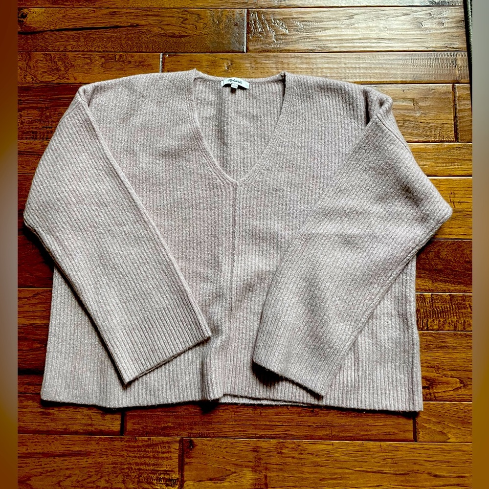Madewell soft pink v-neck sweater in great condition